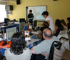 Fotografa de asistentes y ponente durante el desarrollo del Taller Otros perifricos para acceder al ordenador: la alfombra de baile para PSP